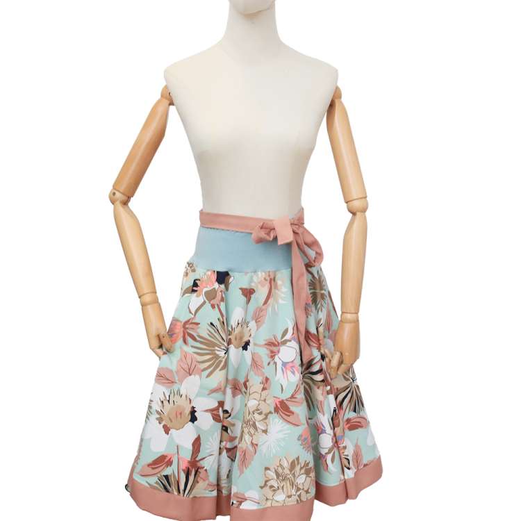 mintgrüner Circle-Rock mit Blumen in Altrosa